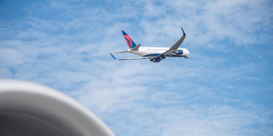 Aviones Delta surcando el cielo